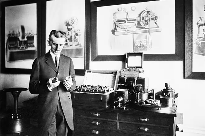 Nikola Tesla in zijn laboratorium