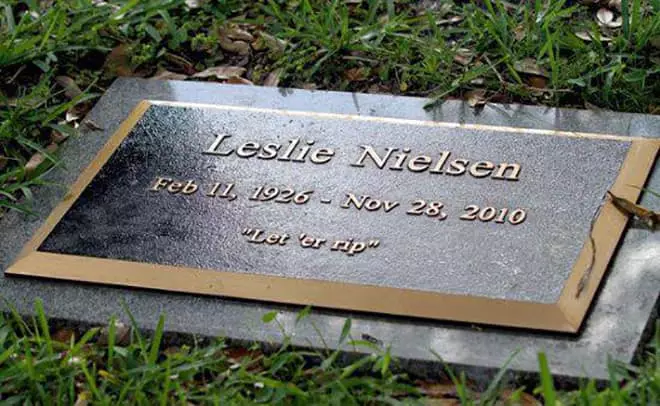 Leslie Nielsen की मकबरा