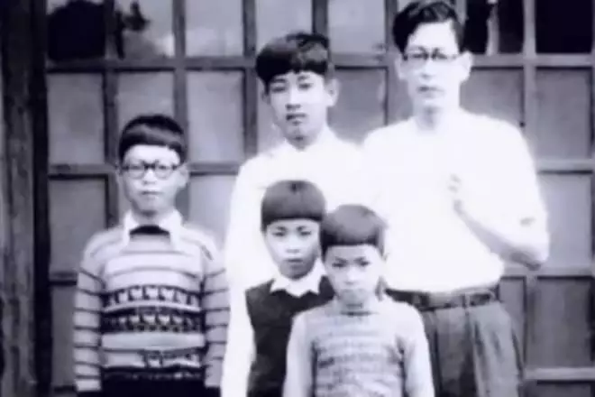 Hayao Miyazaki (سمت چپ) با خانواده