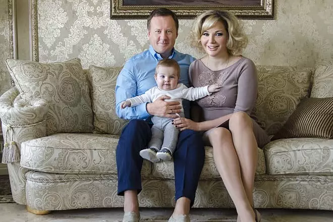 Денис Вороненков със съпругата и сина си