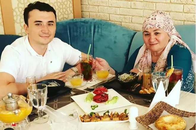 Ulugbek Rakhmatullayev με τη μαμά
