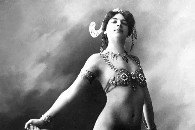 Mata Hari - “奶奶”的现代脱衣舞