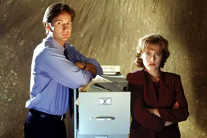 Fox Mulder in Dana Scully