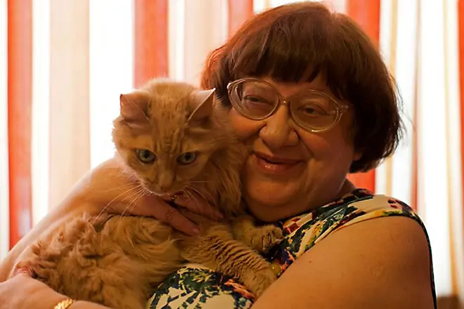 Valeria NovodVorskaya met een kat