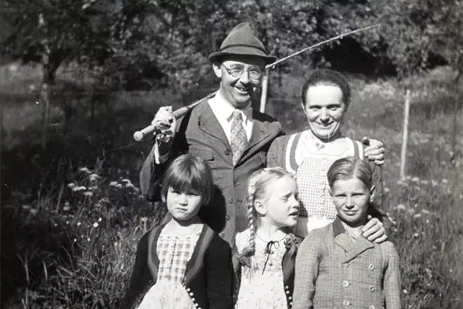 Heinrich Himmler ailesiyle birlikte