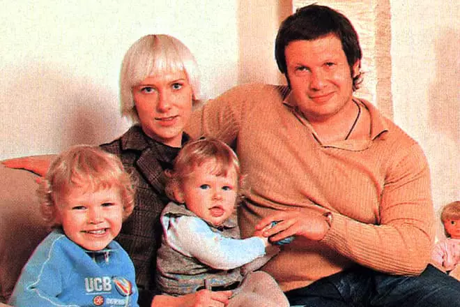 व्हिक्टर कोक्लशिनची मुलगी एल्गासह पती व्लादिमीर सोलोव्ह्योव्ह आणि मुलांसह