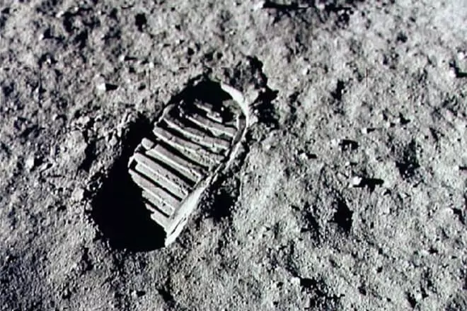 Neil Armstrong은 먼저 달에 밟았습니다