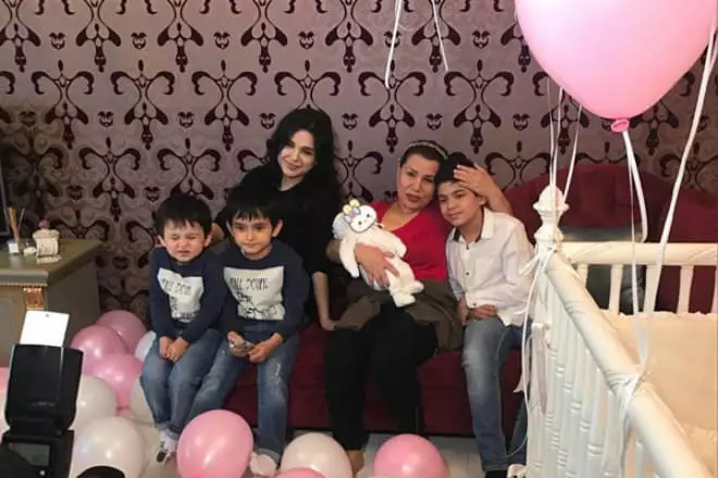 Yulduz Usmanova avec la fille de Nilyofar et petits-enfants