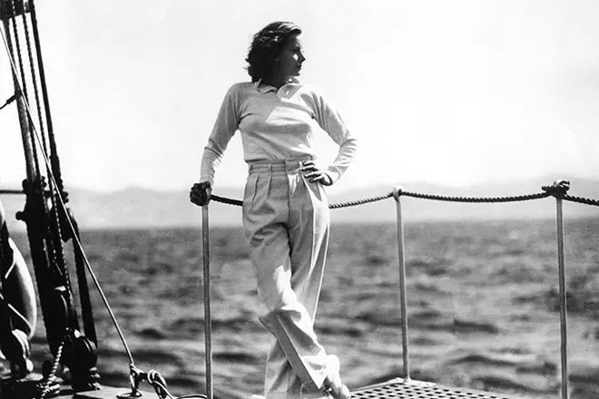 Greta Garbo in einem männlichen Anzug