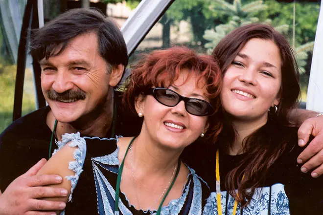 JADIG Pop ဗောဇဗီးစကီးသည်သူ၏သမီး Nastya နှင့်သူမ၏ခင်ပွန်းနှင့်အတူ