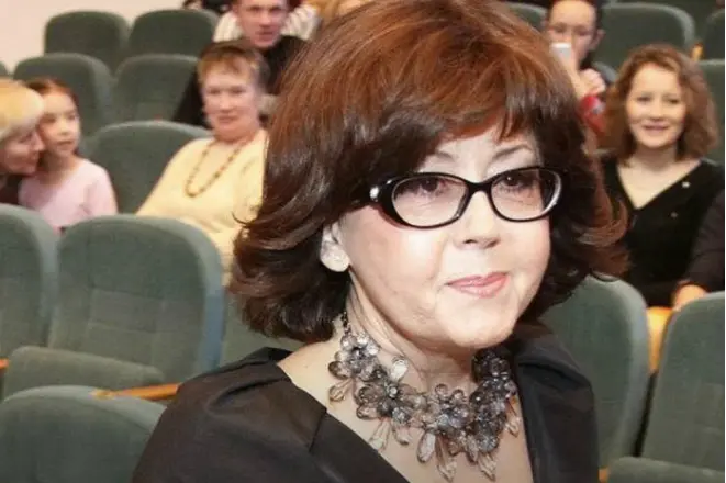Singer ak konpozitè Jadvig Poplavskaya