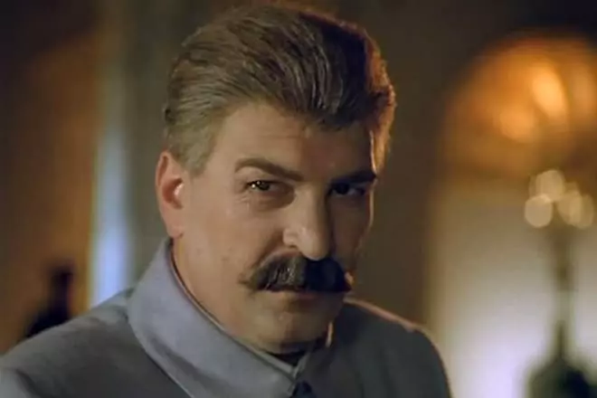 Алексей Петънко като Сталин