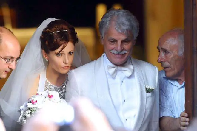 De bruiloft van Michele Pachlyo met een jonge vrouw