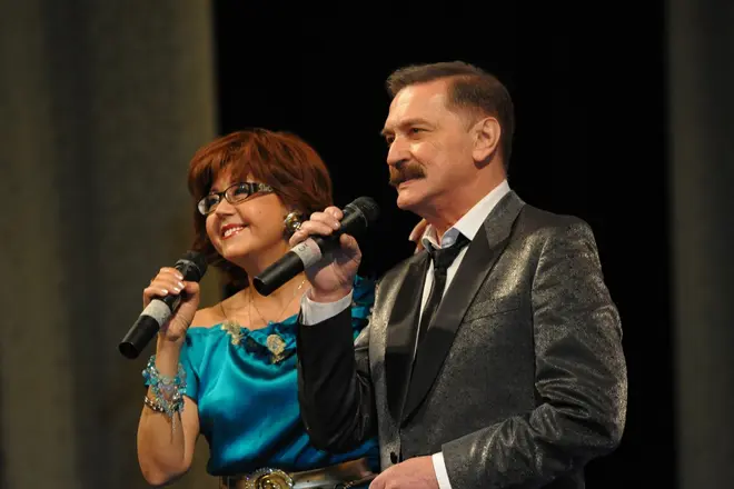 Aleksandrs Tikhanovičs un Jadvig Poplavskaya uz skatuves