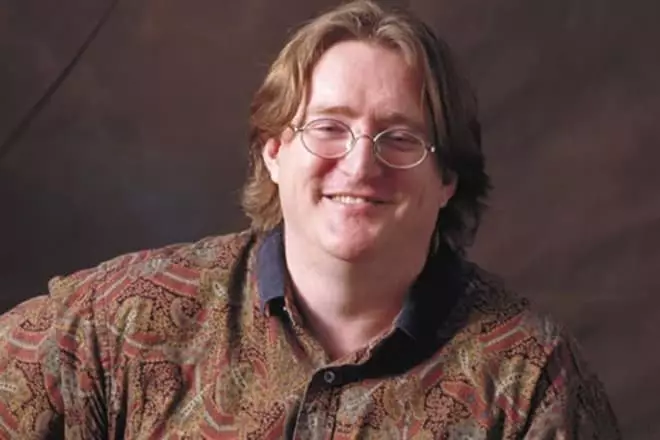 Gabe Newellはゲームサーバー「Steam」を開発しました