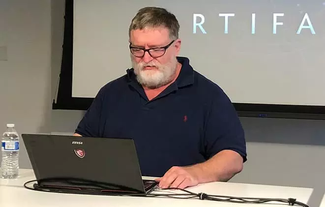 Programmer Gabe Newell.