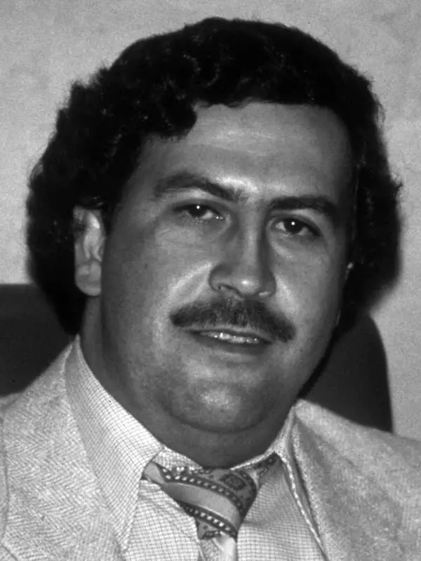 Pablo Escobar - foto, biografio, persona vivo, edzino, infanoj, kaŭzo