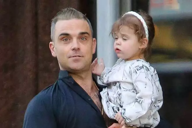 Si Robbie Williams sa iyang anak nga babaye
