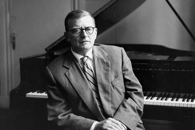 Dmitry Shostakovich ag an bpianó
