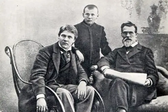 Baba ve erkek kardeşi ile Fedor Chaliapin