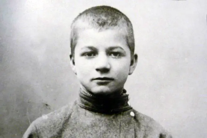 安德烈普爾托納夫在童年時期
