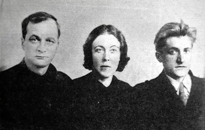 Andrejus Platonovas su žmona ir sūnumi