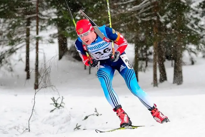 Alexey Volkov en una carretera de biathlon