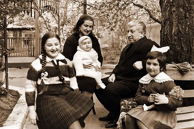 Rasul Gamzatov dengan keluarga
