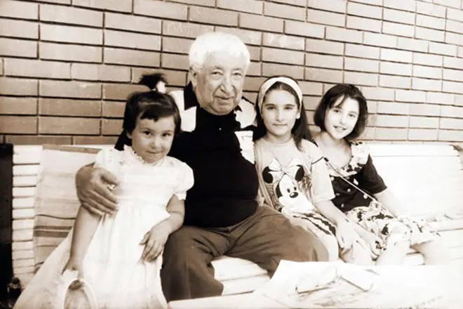 Rasul Gamzatov met kleindogters