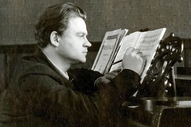 Komponisto Tikhon Khrennikov ĉe Laboro