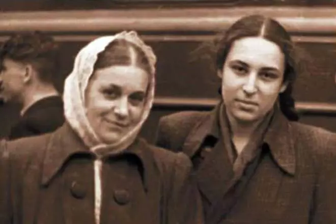 Јуна Мориц во младоста со мајка