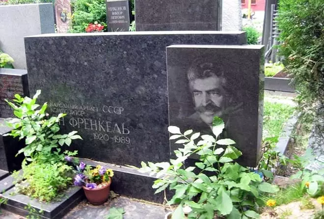 在Jan Frenkel坟墓的纪念碑