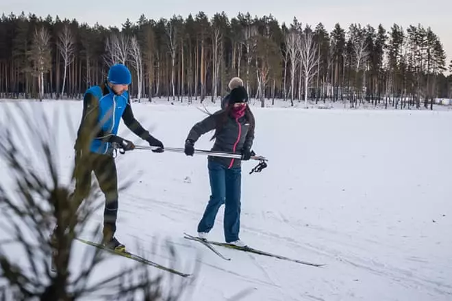 Louise i Anton Sipulin na skijanju