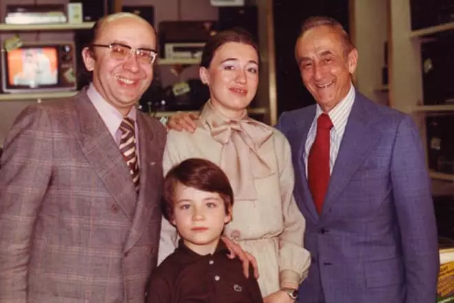Victoria Postnikov với chồng Gennady Giáng sinh, con trai Alexander và một người bạn của gia đình Alfred Schlesinger