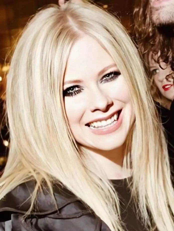 Avril Lavigne - Biografía, vida persoal, foto, noticias, películas, enfermidades de Lyme, clips, morreu, dobre 2021