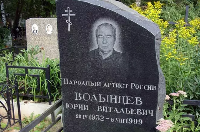 Denkmal auf dem Grab von Yuri Volyntsev