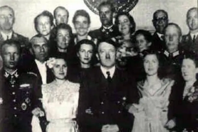 U-Eva Brown no-Adolf Hitler