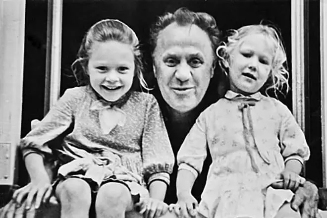 Mikhail Zharov amb fills