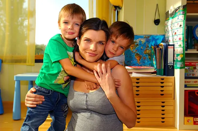 Anna Azarov dengan kanak-kanak
