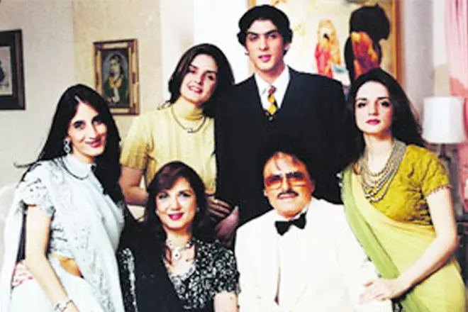 Susanna Khan 및 Family.