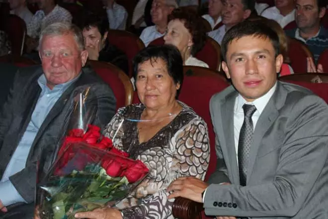 Геннадій Головкін з батьками