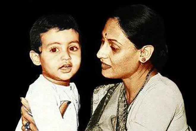 Bachchan Abhishche dengan ibu
