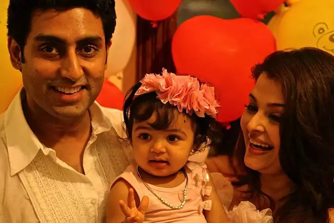 Abhishek Bachchan karısı ve kızıyla birlikte