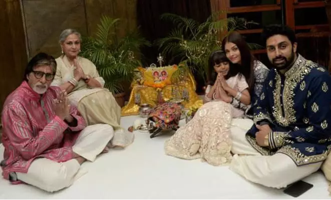 Bachchan je Abhishek s rodinou