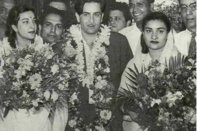 Raj Kapoor gyda gwraig Krishna a Nargis yn y perfformiad cyntaf