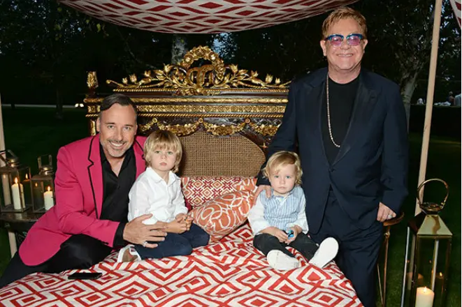 Elton John și David Fernand cu copii