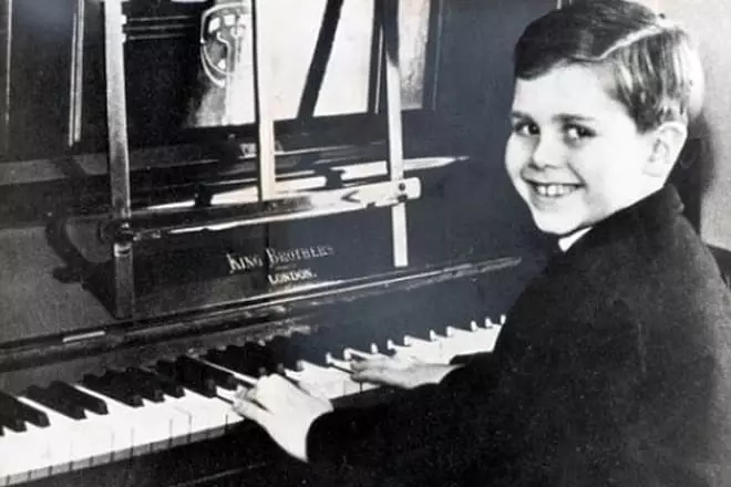 Noor muusik Elton John