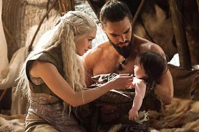 Daeneeris Targaryen su savo vyru Dudo ir Sūnumi