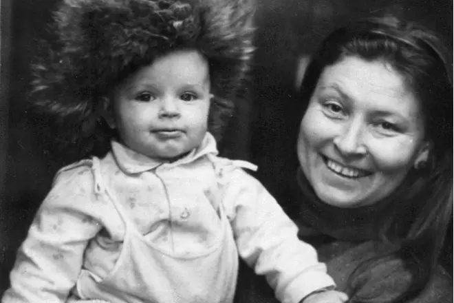 Lyudmila Zaitseva med barnebarn