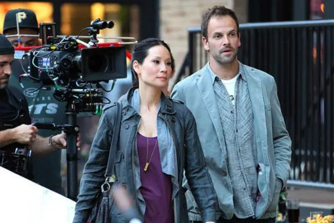Lucy Lew και Johnny Lee Miller στη σειρά